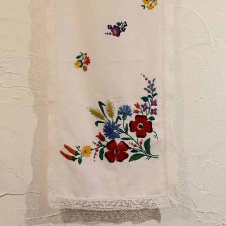 ハンガリー　カロチャ刺繍　テーブルクロス　花束と小花１