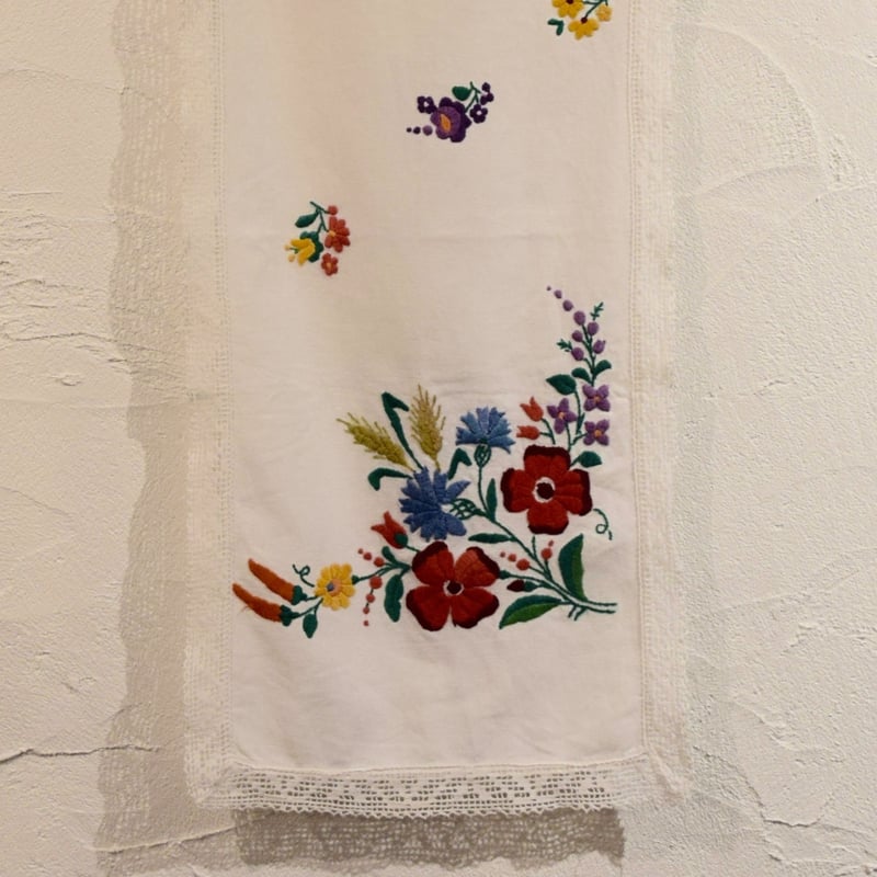ドイツで購入の花柄刺繍テーブルクロス、ベルギーのレースの