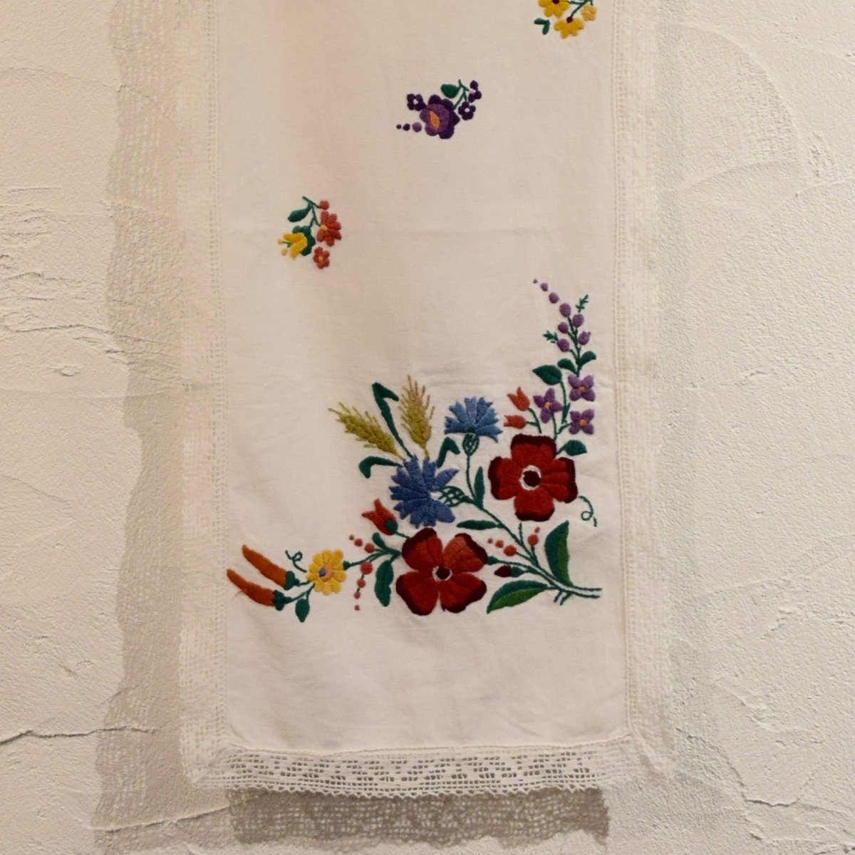 ひまわり　カロチャ手刺繍　混紡リネン　大判　テーブルクロス　145×215 ひまわり カロチャ手刺繍 混紡リネン 大判 テーブルクロス 145×215