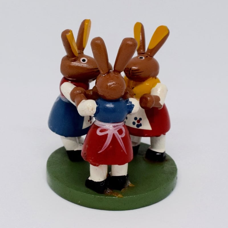 ドイツ 輪になって踊るウサギ 木の置物 | Kitten Blue