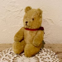 赤いリボンがお似合いのヴィンテージベア