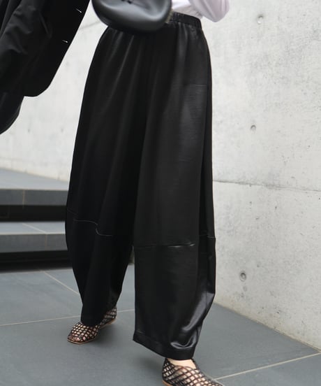 カーブシルエットサテンワイドパンツ