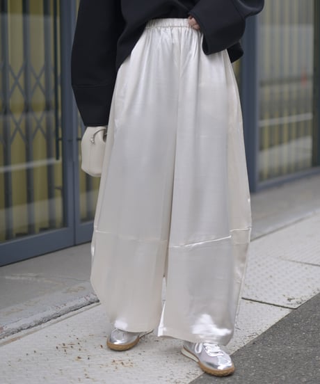 カーブシルエットサテンワイドパンツ