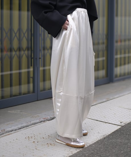カーブシルエットサテンワイドパンツ