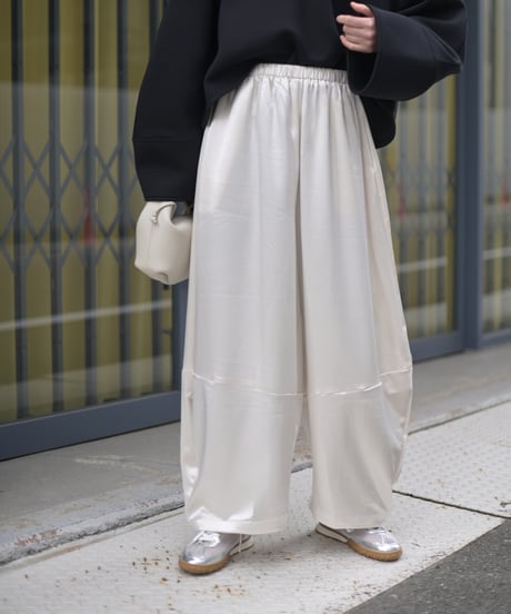 カーブシルエットサテンワイドパンツ