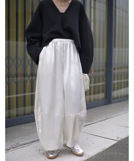 カーブシルエットサテンワイドパンツ