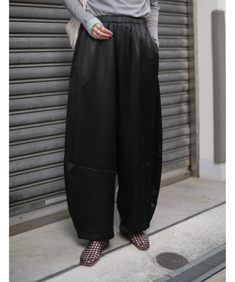 カーブシルエットサテンワイドパンツ