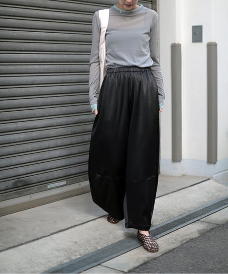 カーブシルエットサテンワイドパンツ
