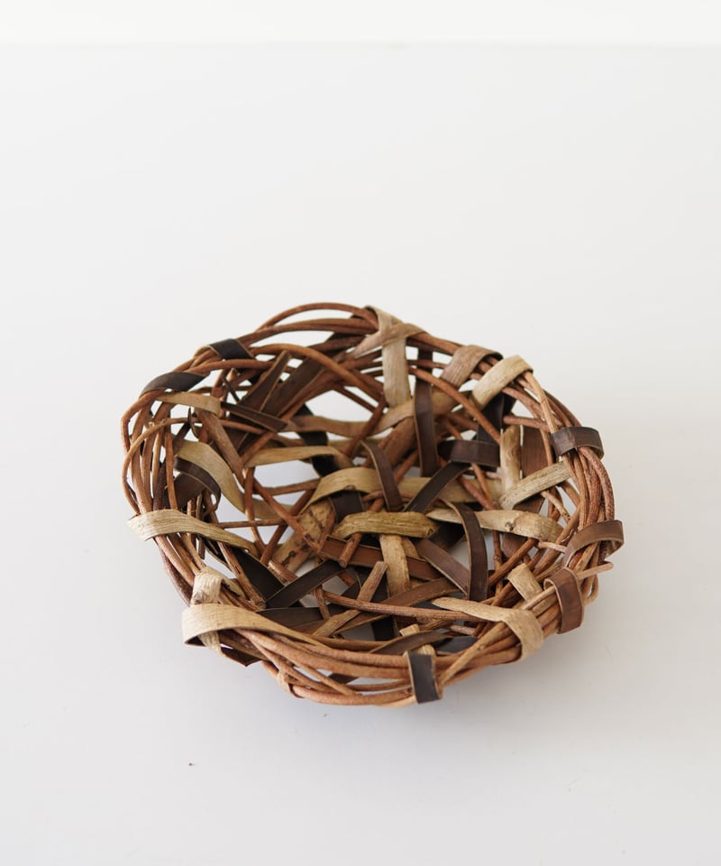 あけび籠　かごバッグ　掛け編み模様　胡桃のチャーム あけび籠 かごバッグ 掛け編み模様 胡桃のチャーム