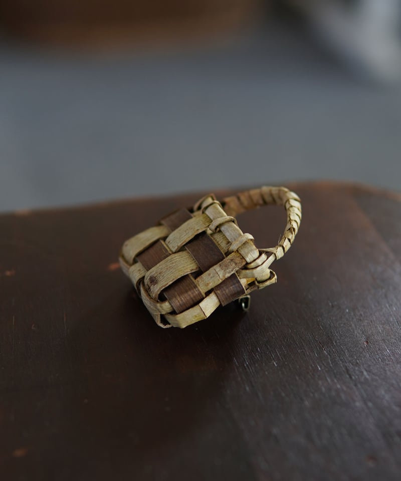 かごバッグのかたち 胡桃樹皮 ブローチ (オズのかごバッグ) | オズの