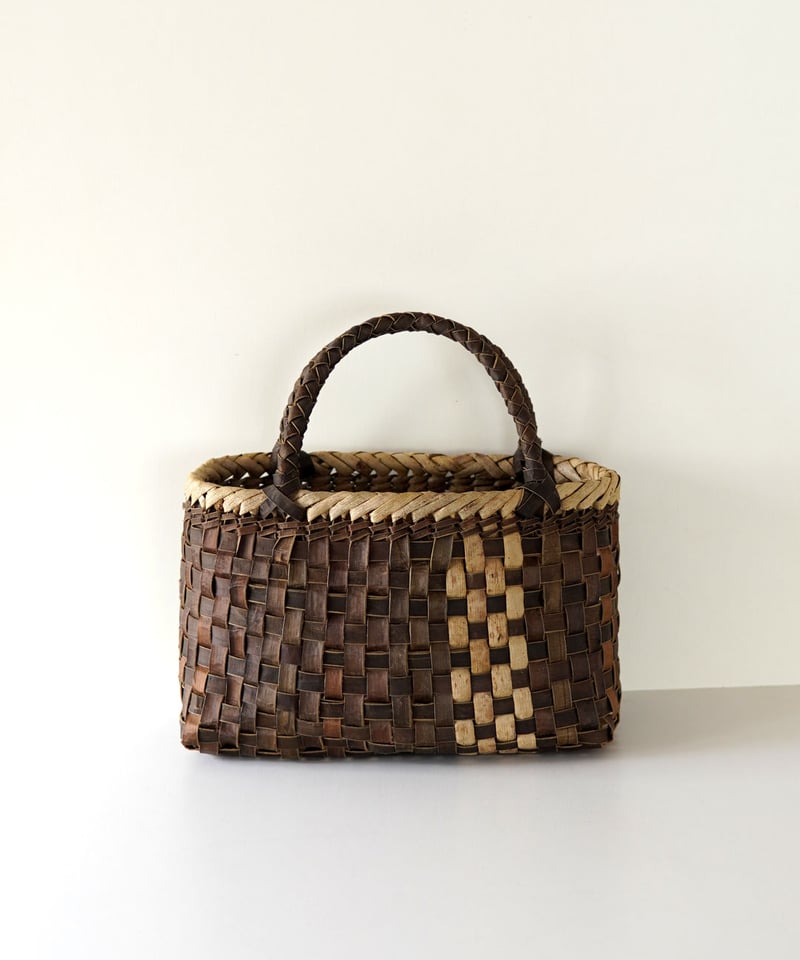 丸み 平織/裏皮×表皮』沢胡桃樹皮のかごバッグ 横幅27cm (オズの
