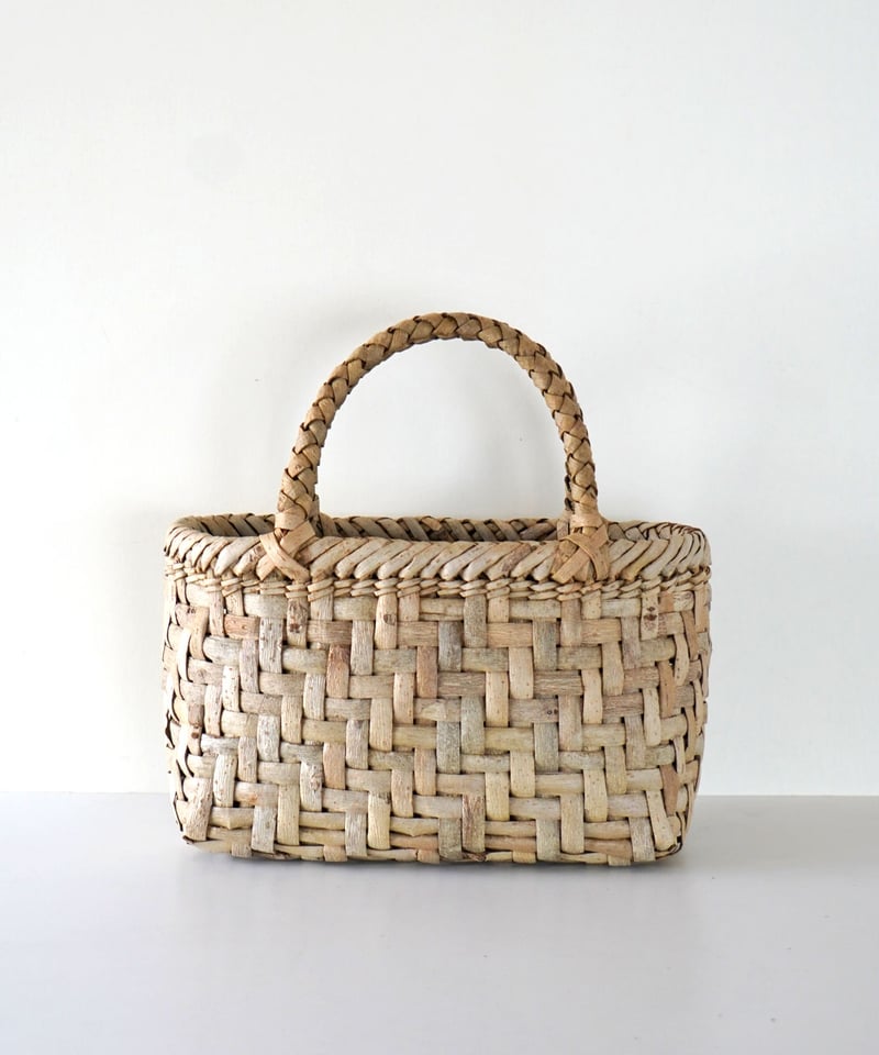 丸み 網代編み/表皮』沢胡桃樹皮のかごバッグ 横幅26cm (オズの