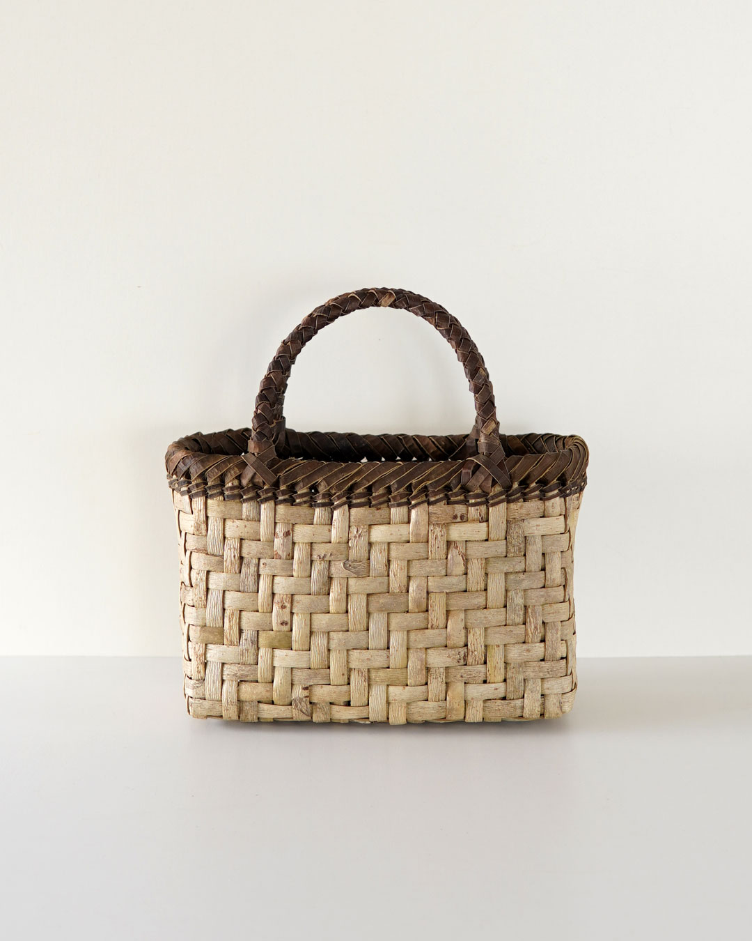 コンパクト2 網代編み/表皮×裏皮』沢胡桃樹皮のかごバッグ 横幅22cm