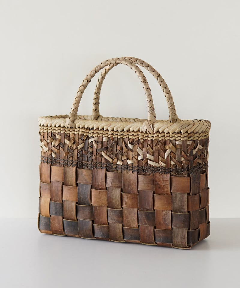 フト編みと乱れ編み 裏皮×表皮』沢胡桃樹皮のかごバッグ 横幅33cm