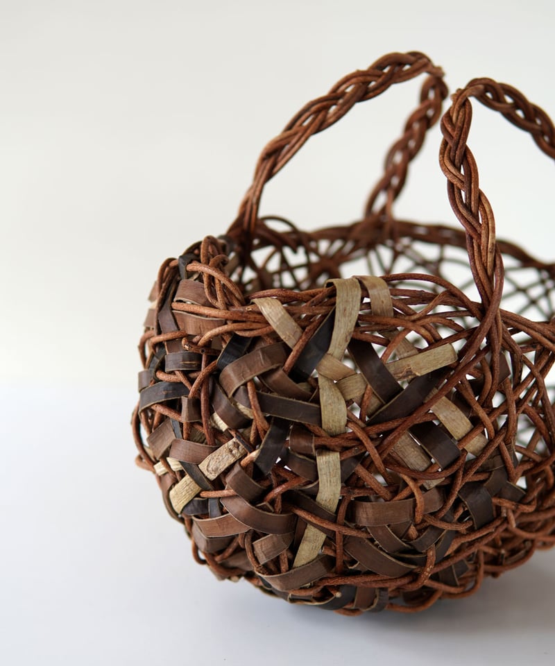 あけび　籠バッグ　乱れ編み　かご　カゴバッグ あけび×沢胡桃 表皮×裏皮 透かし 乱れ編み かごバッグ 横幅30cm(オズの