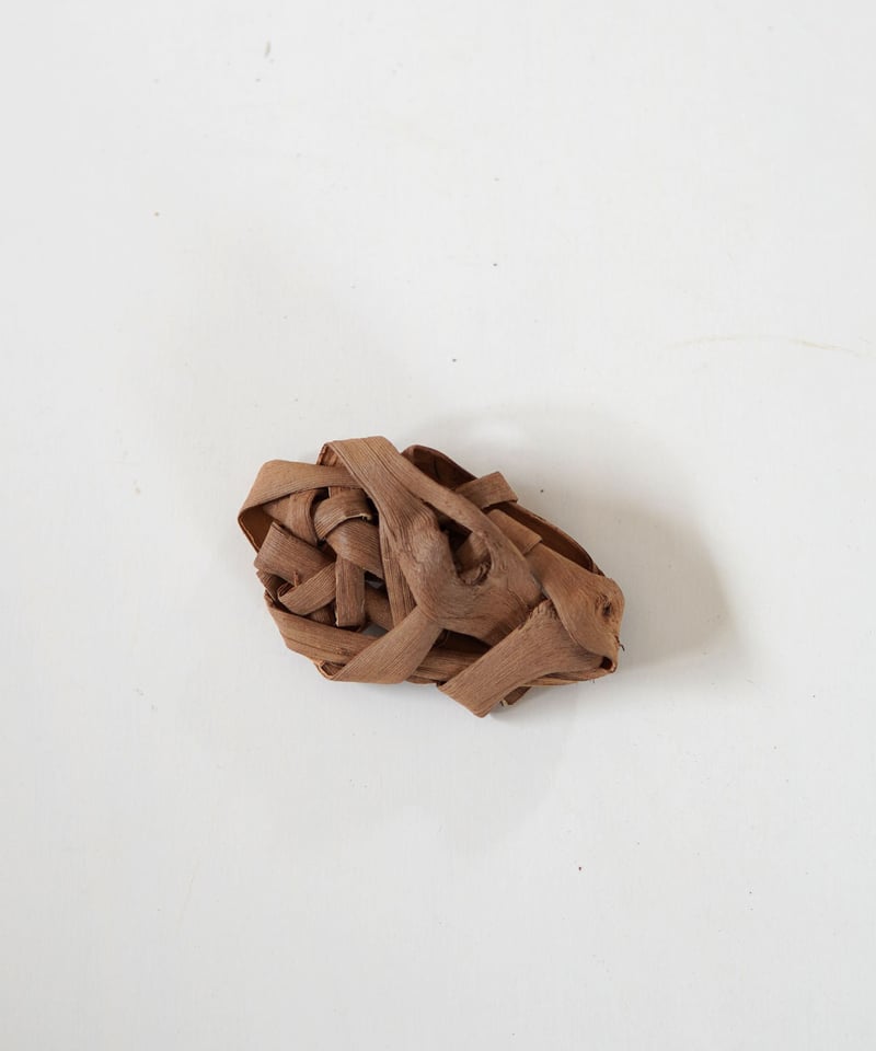 花結び1つ無造作のかたち 山葡萄樹皮 ブローチ (オズのかご