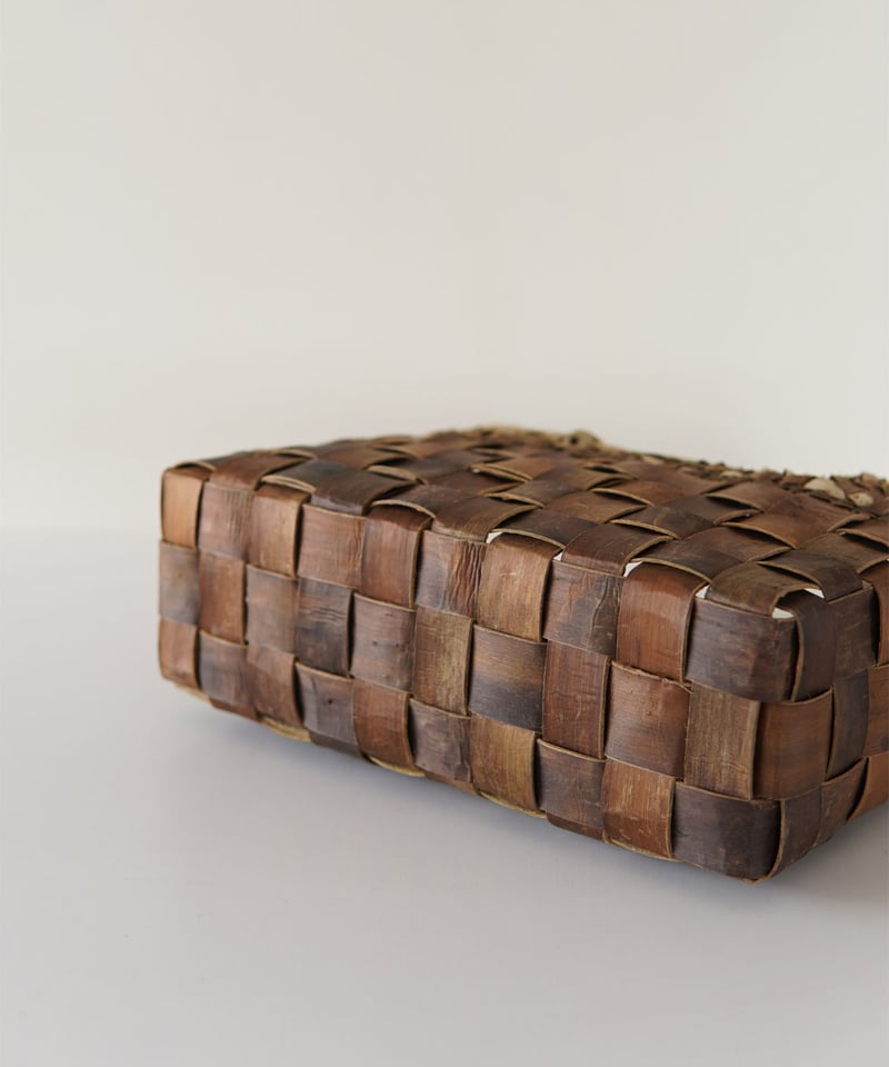 フト編みと乱れ編み 裏皮×表皮』沢胡桃樹皮のかごバッグ 横幅33cm