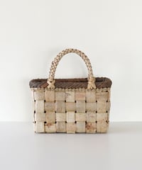 『表皮 縁は裏皮 コンパクト2』胡桃樹皮のかごバッグ 横幅22cm (オズのかごバッグ)
