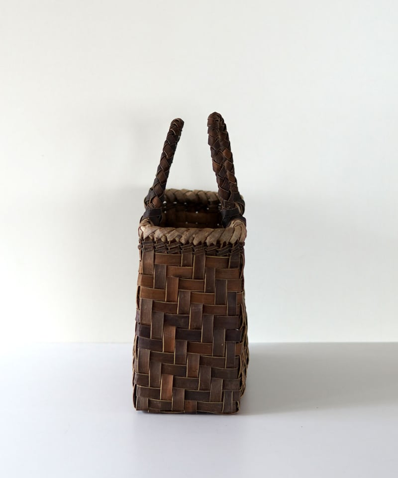 網代編み/裏皮』沢胡桃樹皮のかごバッグ 横幅26cm (オズのかご