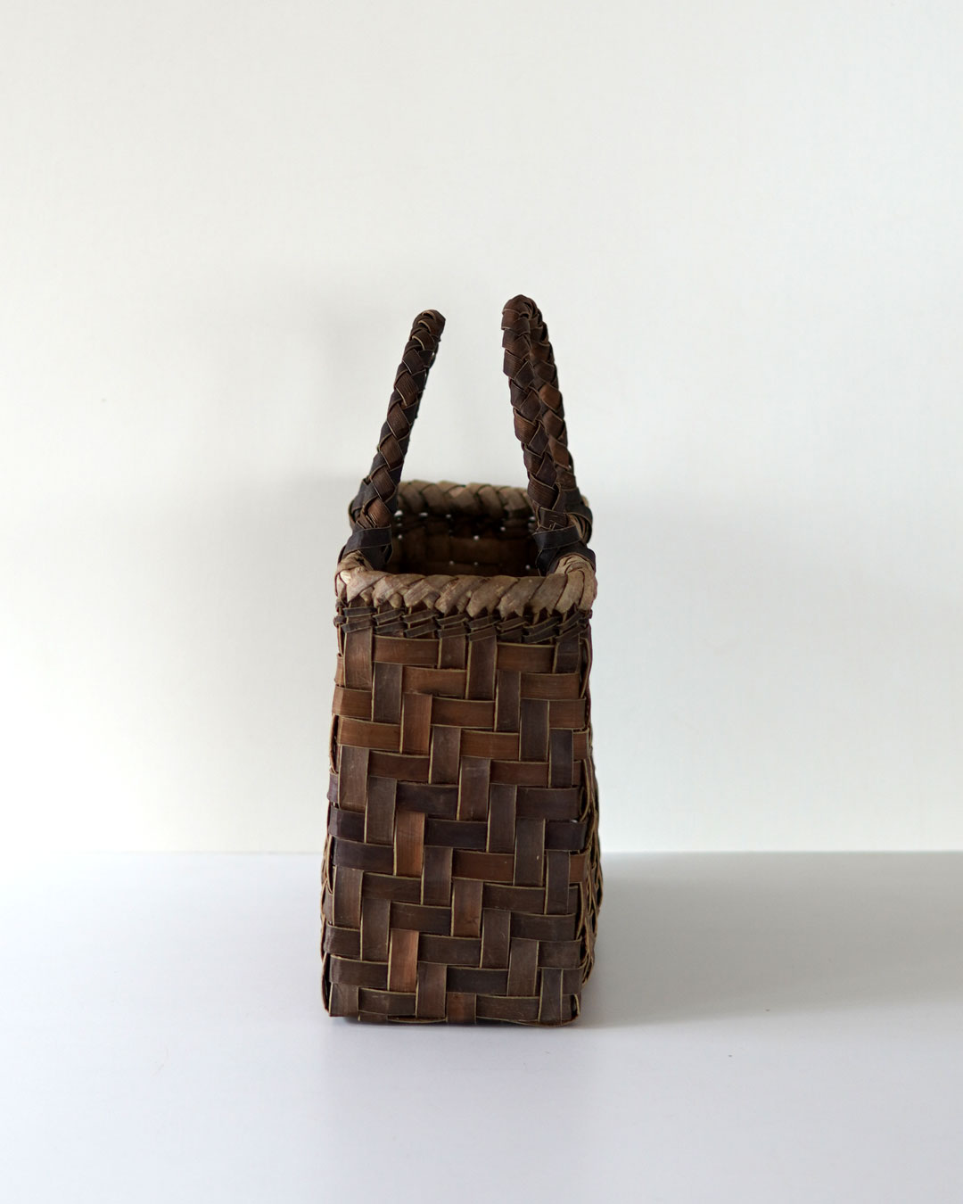 網代編み/裏皮』沢胡桃樹皮のかごバッグ 横幅26cm (オズのかご