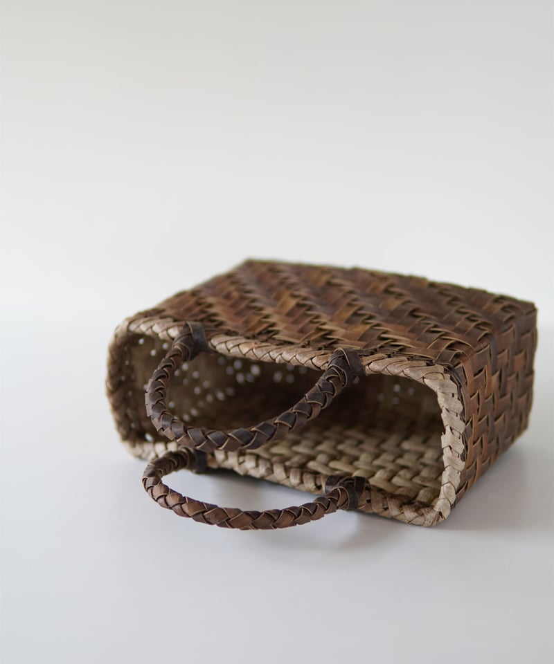 網代編み/裏皮』沢胡桃樹皮のかごバッグ 横幅26cm (オズのかご