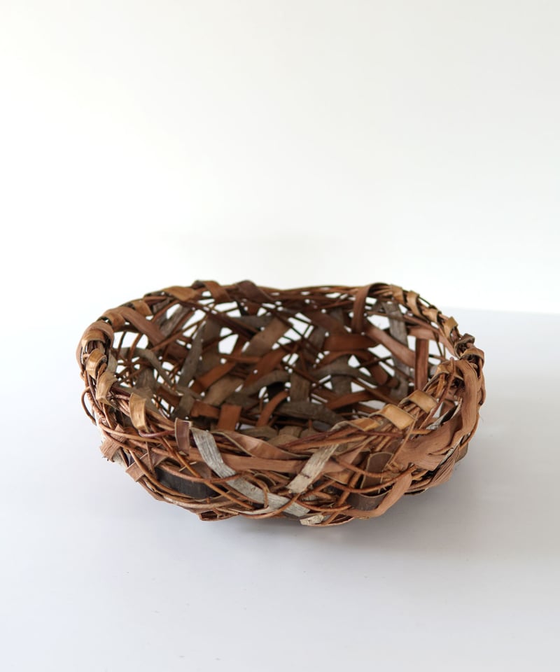 あけび籠　かごバッグ　掛け編み模様　胡桃のチャーム あけび籠 かごバッグ 掛け編み模様 胡桃のチャーム