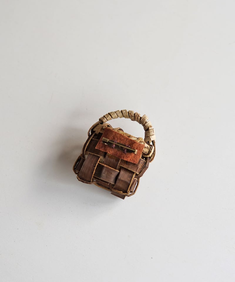 かごバッグのかたち 胡桃樹皮 ブローチ (オズのかごバッグ) | オズの
