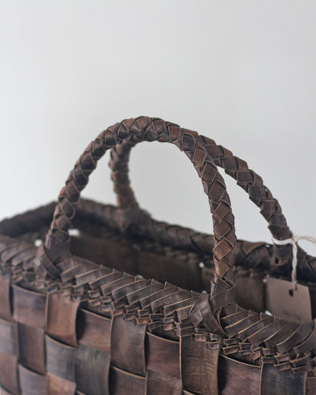 新品】オズのかごバッグ『平織 丸みシルエット 裏皮』沢胡桃樹皮のかご