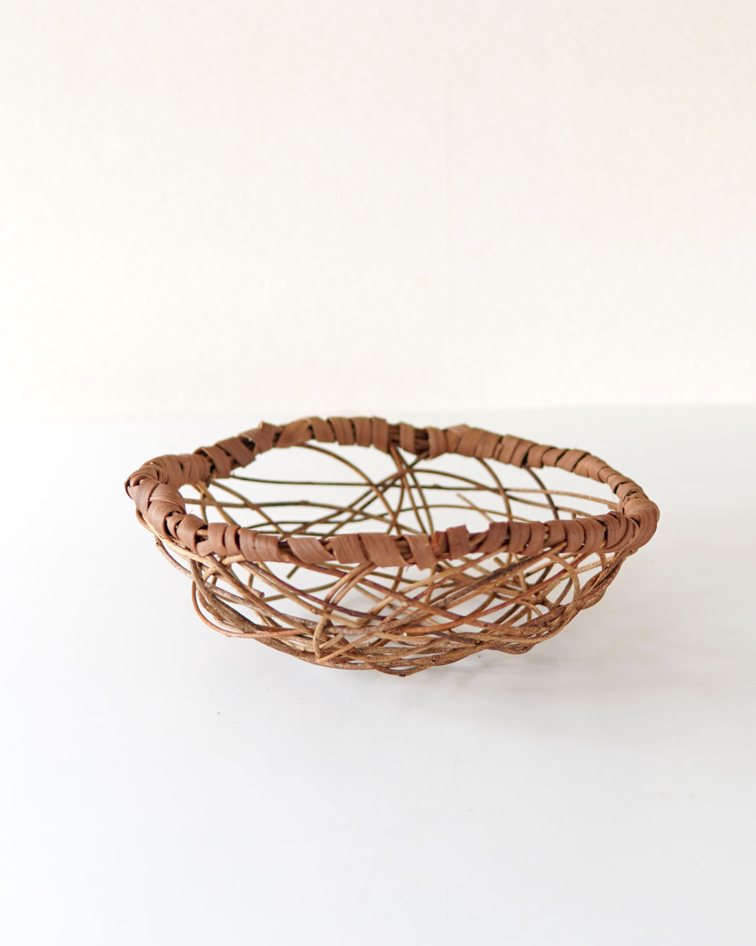 あけび×山葡萄 乱れ編み 透かし 丸型置き籠 (オズのかごバッグ) | オズ