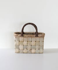 『表皮(取っ手は裏皮) コンパクト2』胡桃樹皮のかごバッグ 横幅22cm (オズのかごバッグ)