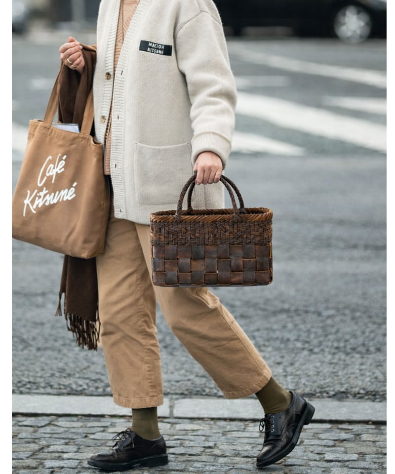 フト編みと乱れ編み 裏皮』沢胡桃樹皮のかごバッグ 横幅31cm (オズの