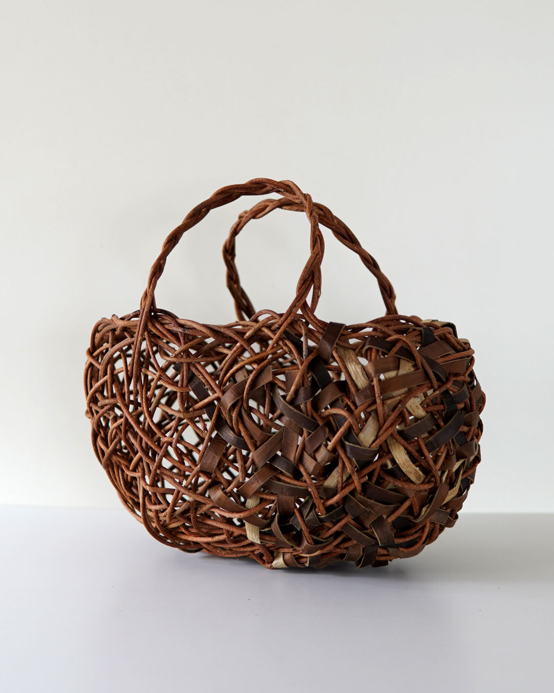 くるみ　あけびのブラウンかごバッグ あけび×沢胡桃 表皮×裏皮 透かし 乱れ編み かごバッグ 横幅30cm