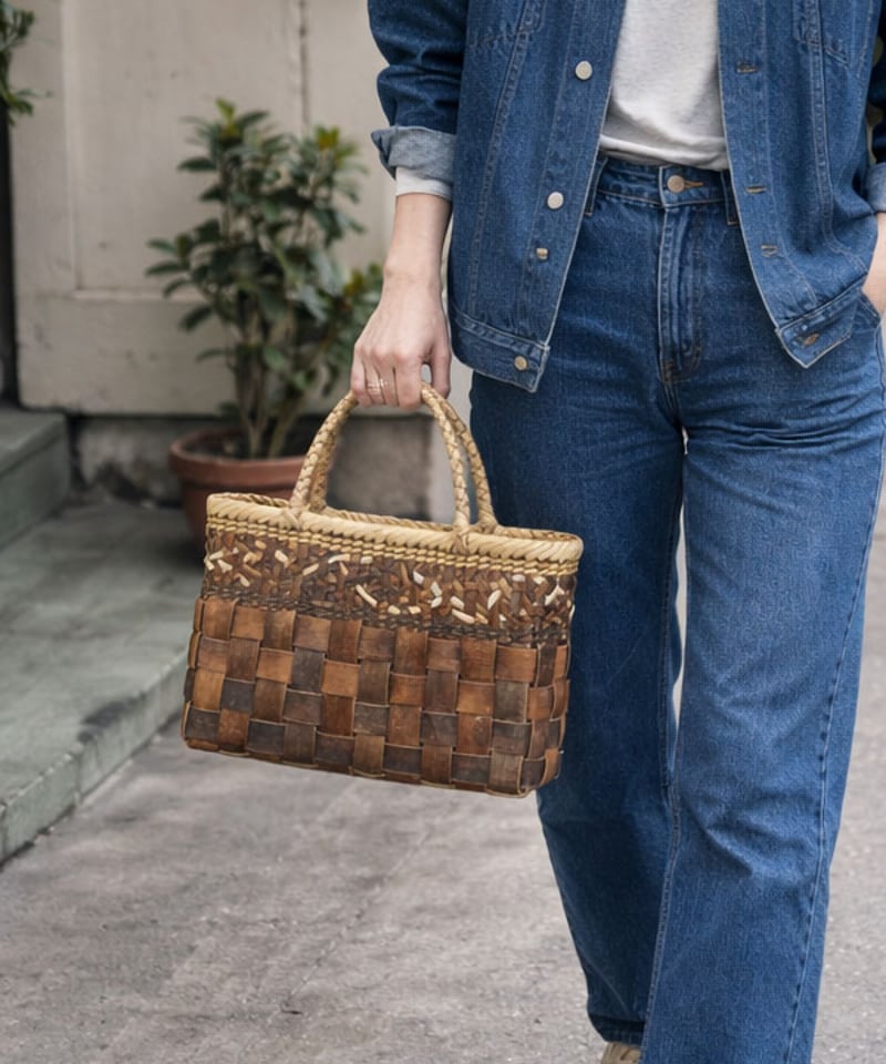 フト編みと乱れ編み 裏皮×表皮』沢胡桃樹皮のかごバッグ 横幅33cm