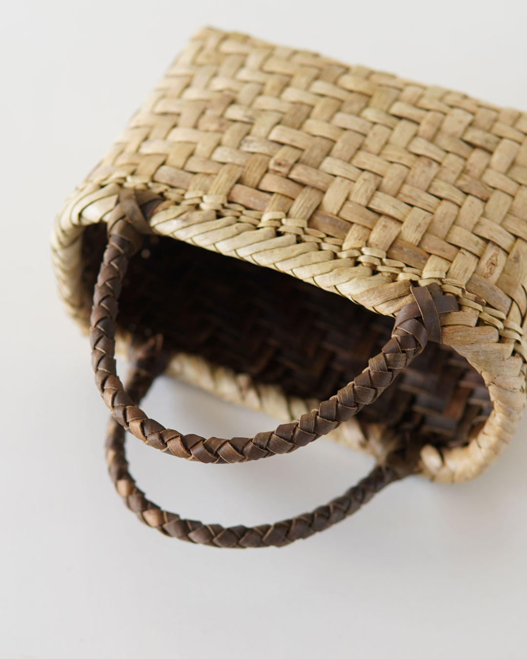 コンパクト2 網代編み/表皮』沢胡桃樹皮のかごバッグ 横幅22cm (オズの