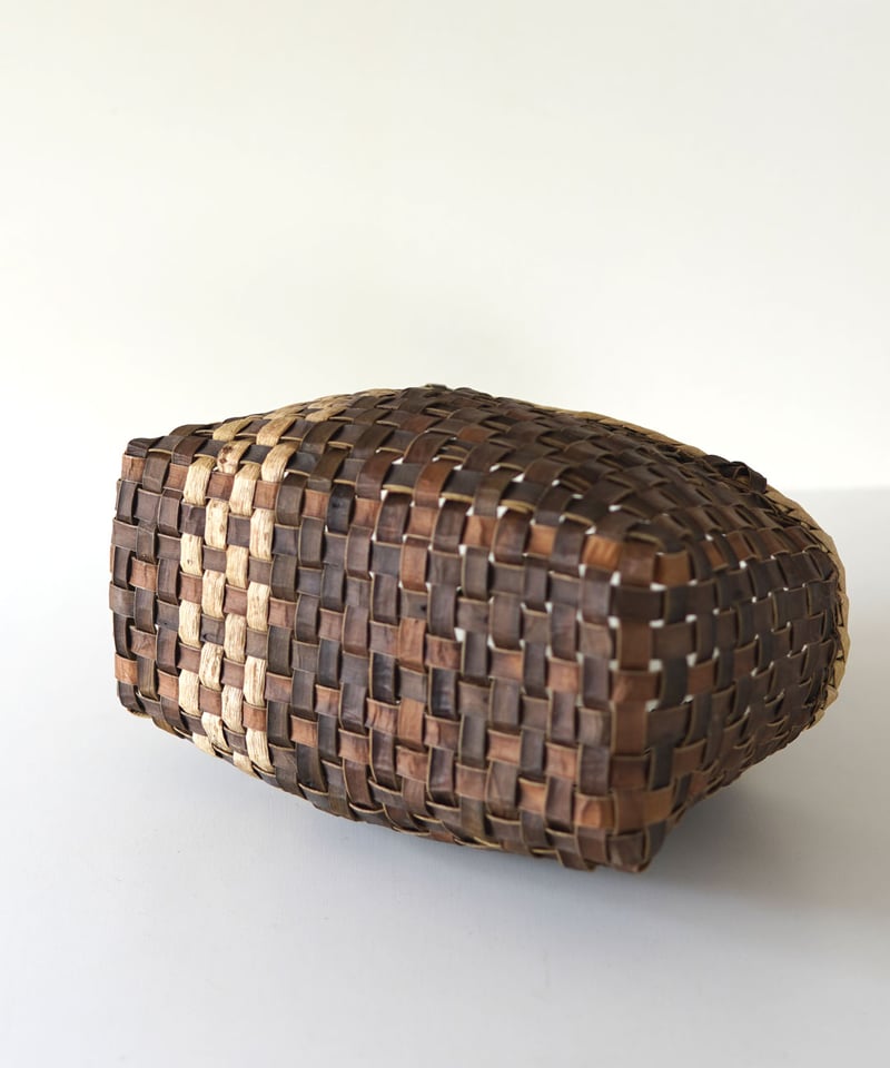 丸み 平織/裏皮×表皮』沢胡桃樹皮のかごバッグ 横幅27cm (オズの