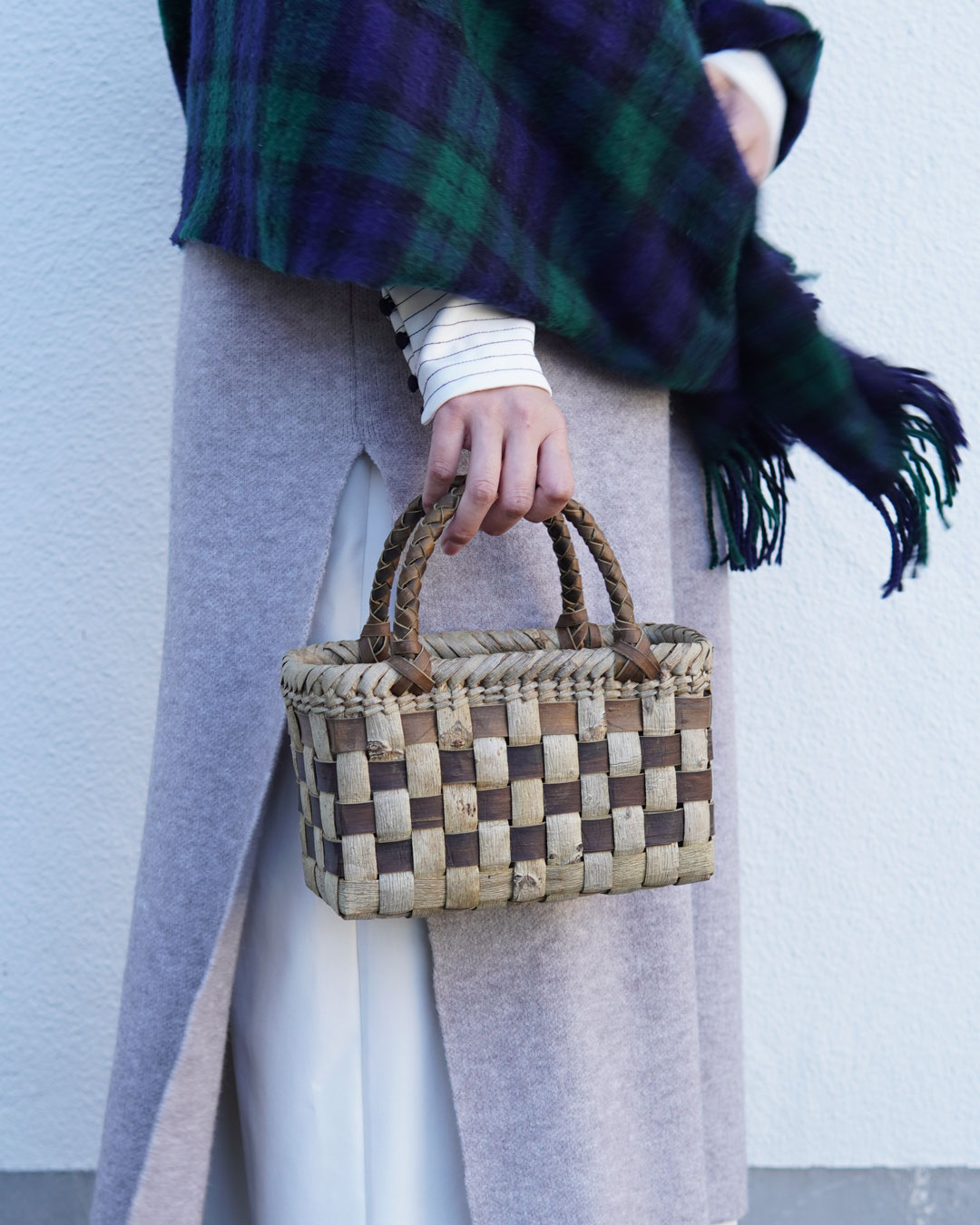 ♡２回のみ使用♡WOVEN チェック柄 かごバッグ コンパクト2 平織り/表皮 チェック柄』沢胡桃樹皮のかごバッグ 横幅