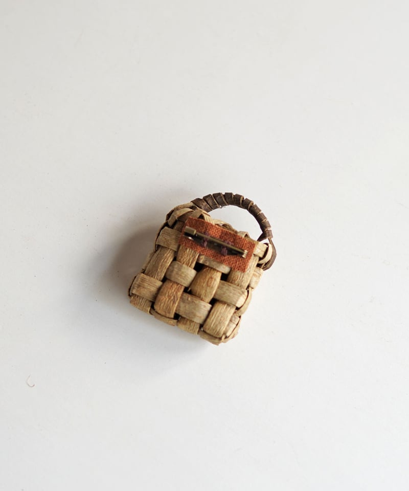 かごバッグのかたち 胡桃樹皮 ブローチ (オズのかごバッグ) | オズの