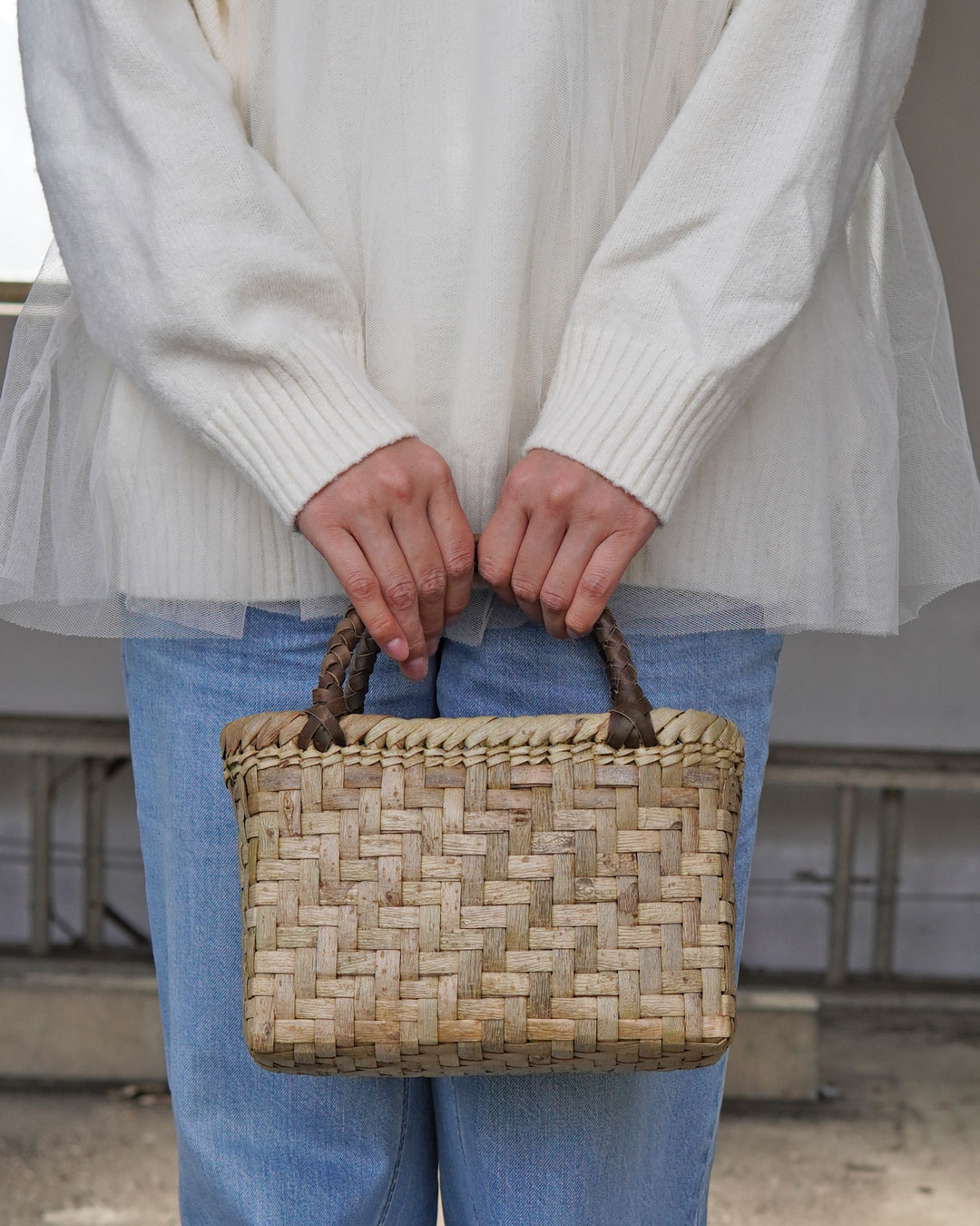 コンパクト2 網代編み/表皮』沢胡桃樹皮のかごバッグ 横幅22cm (オズの