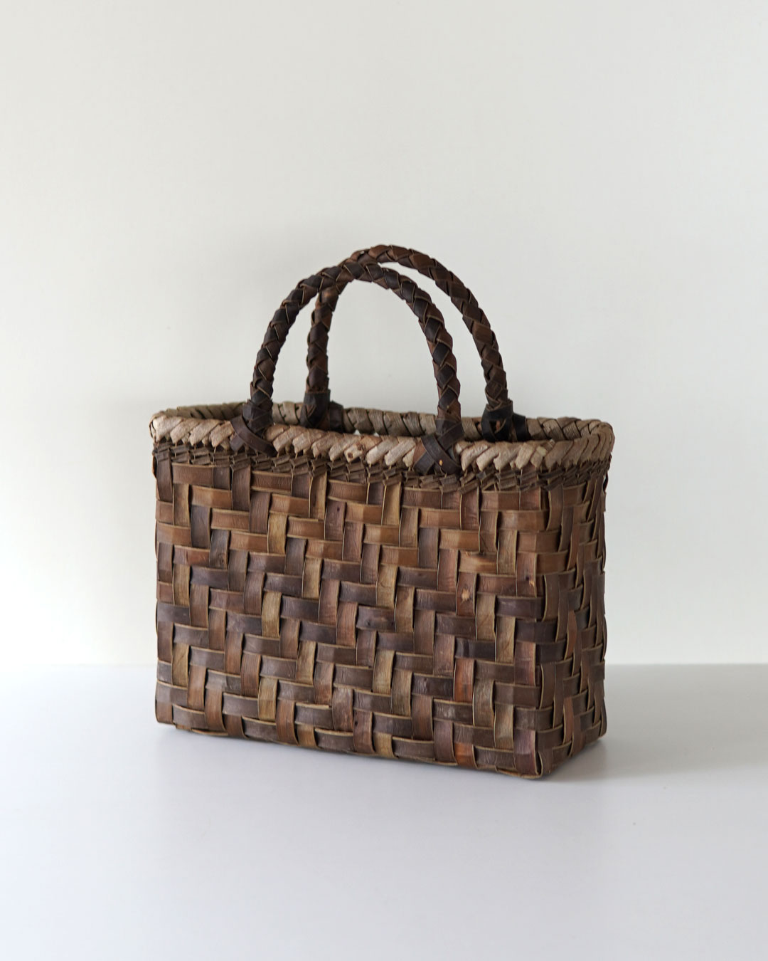 網代編み/裏皮』沢胡桃樹皮のかごバッグ 横幅26cm (オズのかご