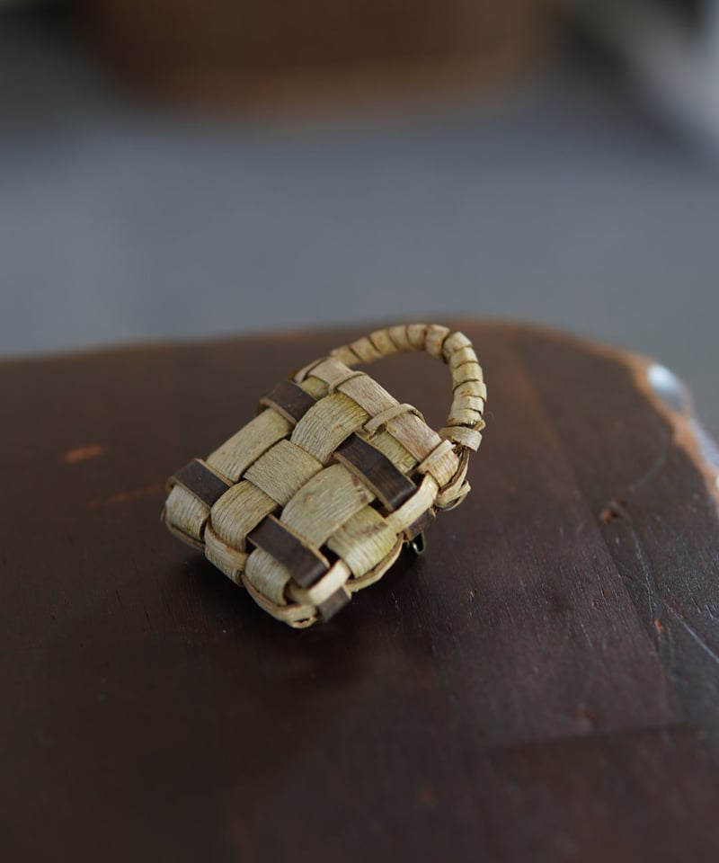 かごバッグのかたち 胡桃樹皮 ブローチ (オズのかごバッグ) | オズの