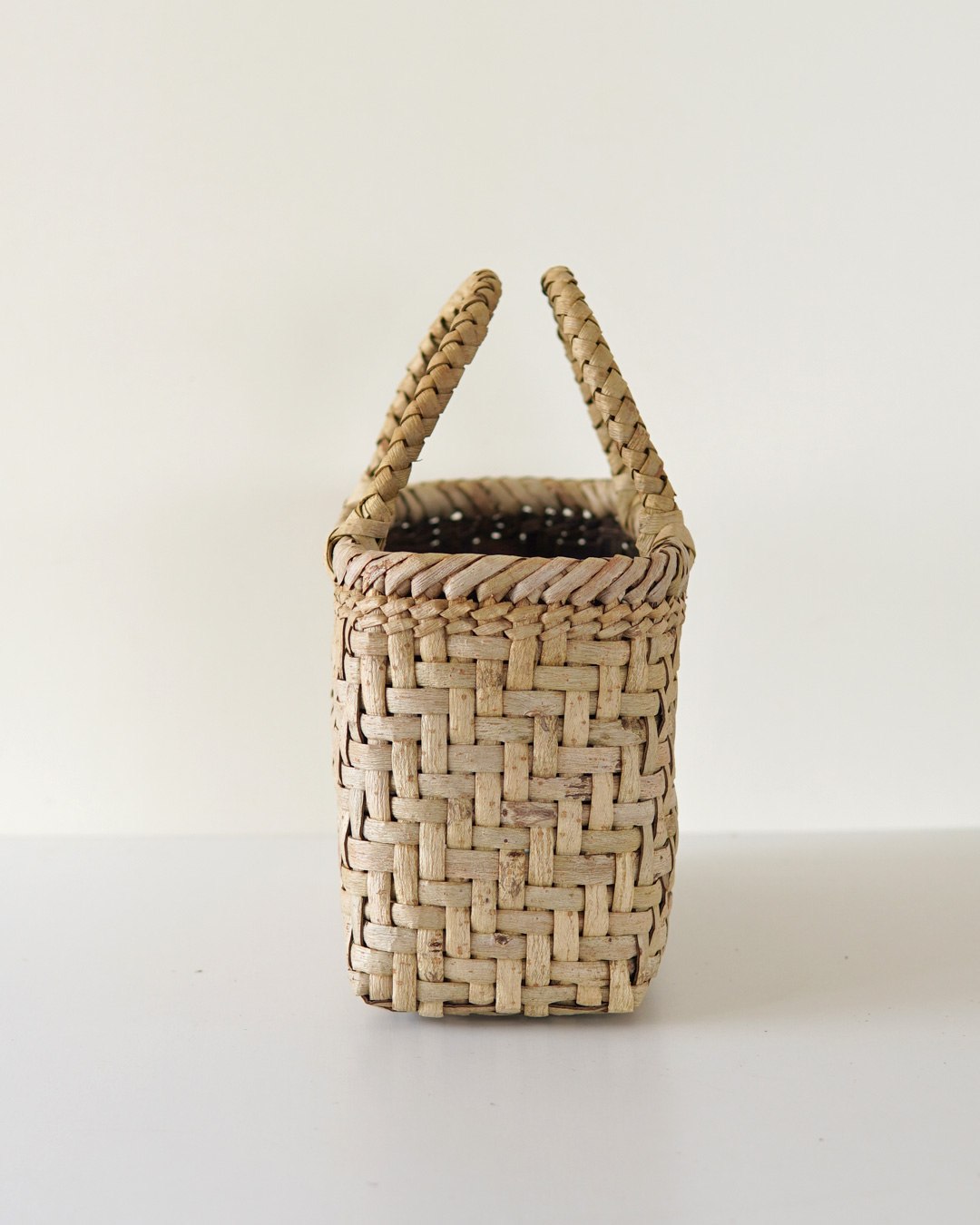 丸み 網代編み/表皮』沢胡桃樹皮のかごバッグ 横幅30cm (オズの