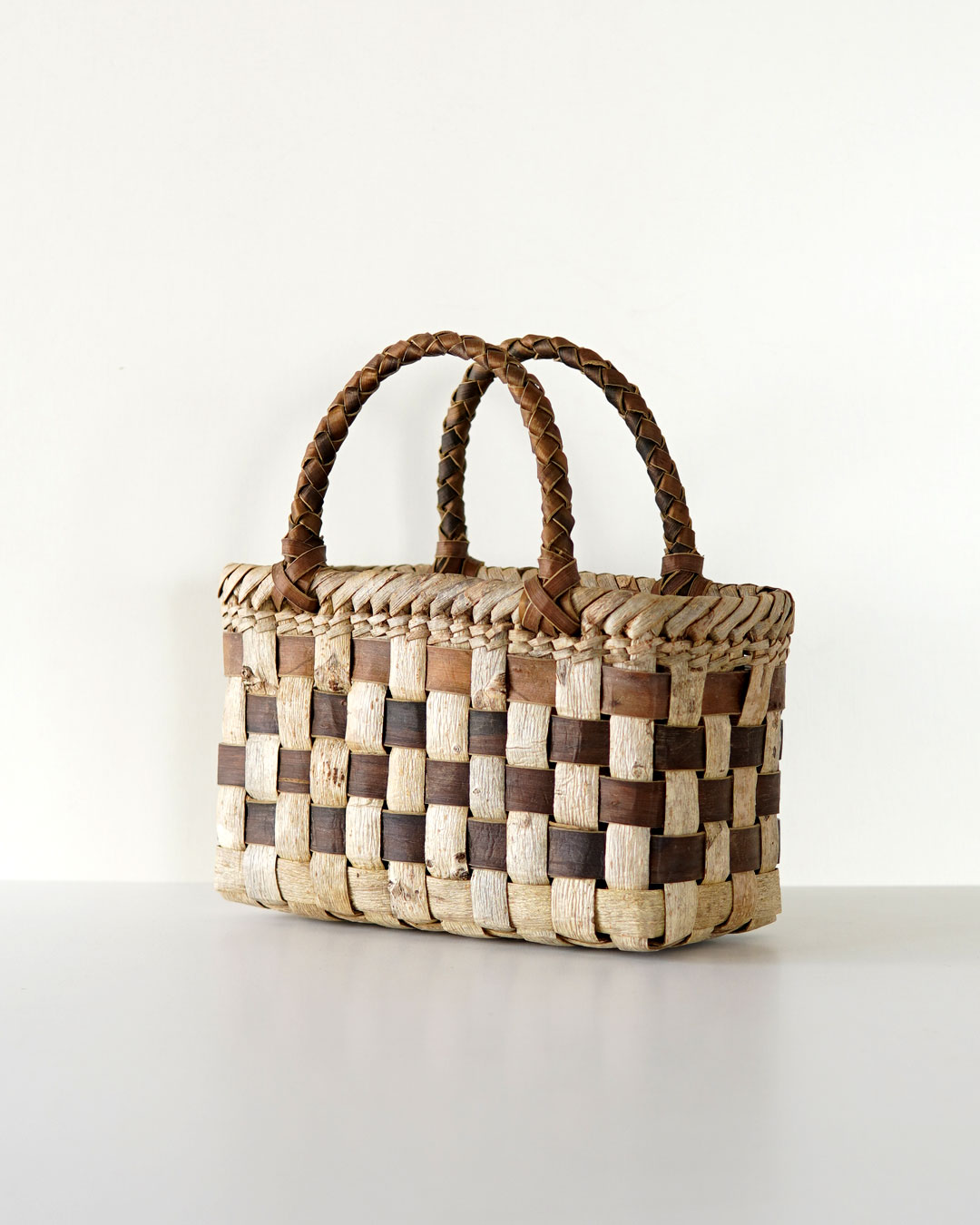 ♡２回のみ使用♡WOVEN チェック柄 かごバッグ コンパクト2 平織り/表皮 チェック柄』沢胡桃樹皮のかごバッグ 横幅