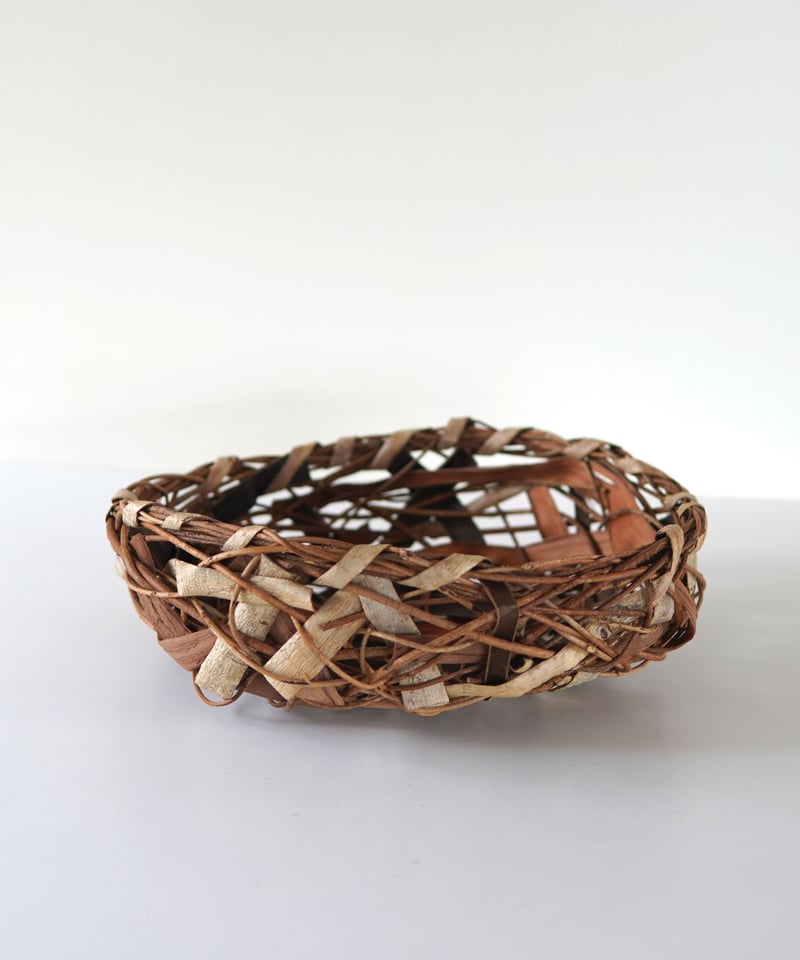 胡桃×山葡萄×あけび の 乱れ編み 置き籠 直径33cm (オズのかご