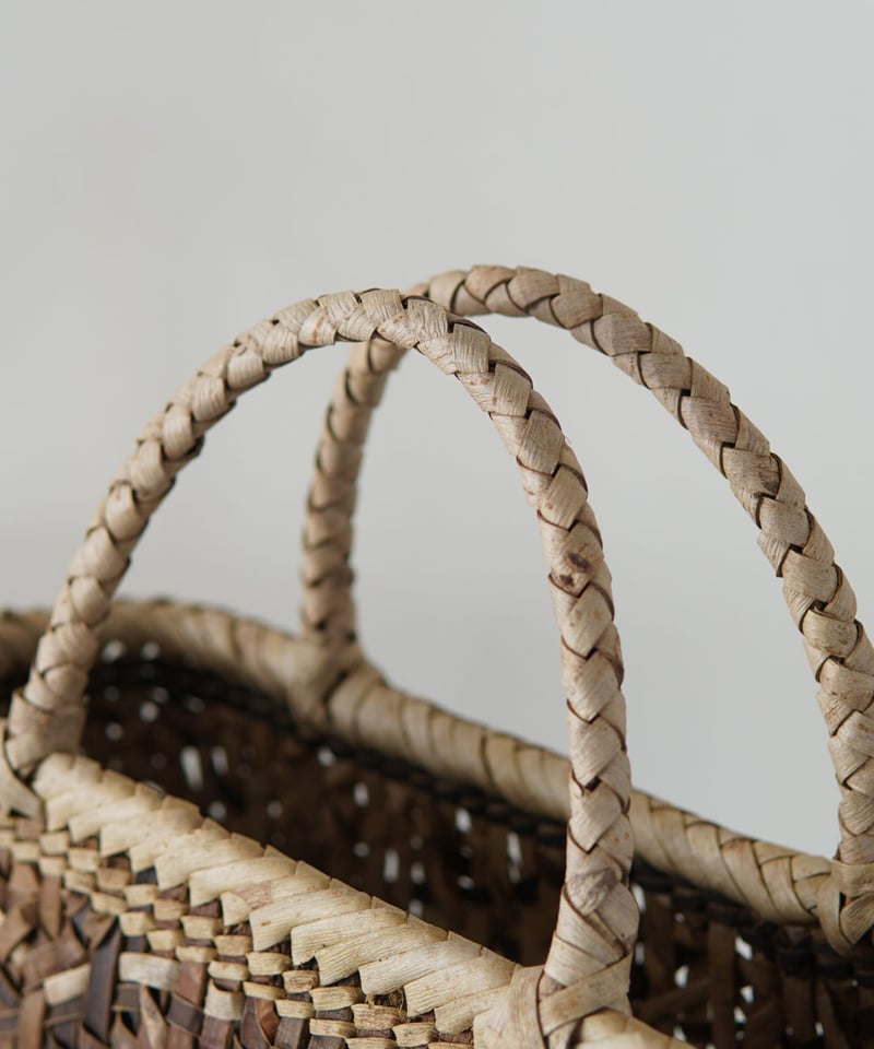 フト編みと乱れ編み 裏皮×表皮』沢胡桃樹皮のかごバッグ 横幅33cm