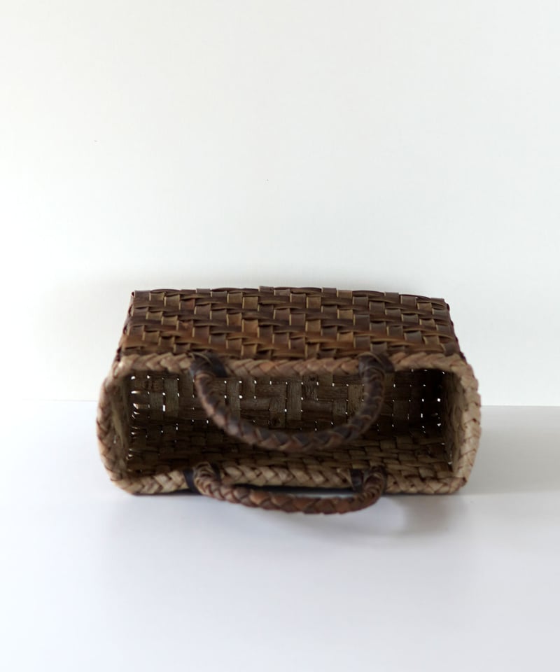 網代編み/裏皮』沢胡桃樹皮のかごバッグ 横幅26cm (オズのかご