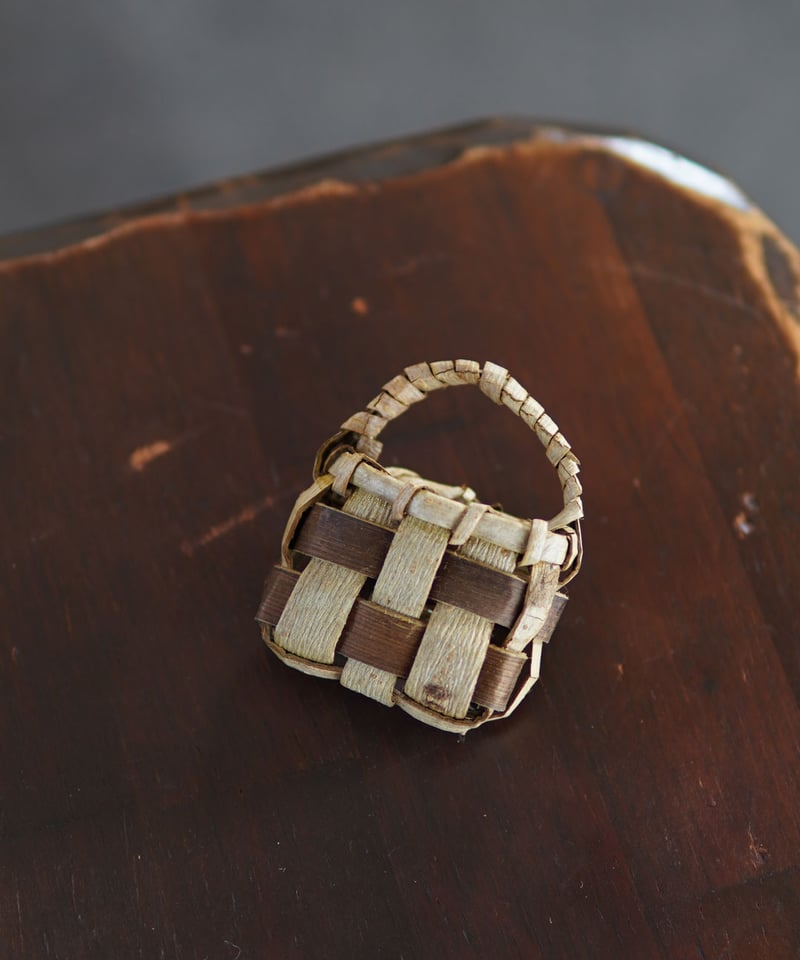 かごバッグのかたち 胡桃樹皮 ブローチ (オズのかごバッグ) | オズの