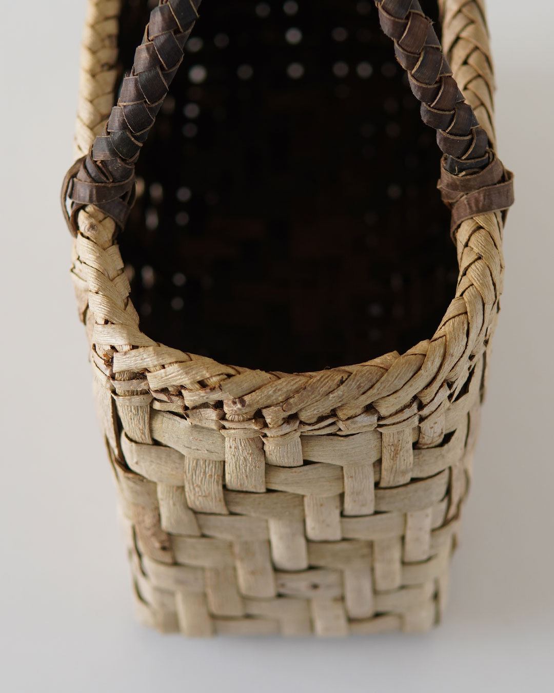 網代編み/表皮』沢胡桃樹皮のかごバッグ 横幅28cm (オズのかごバッグ