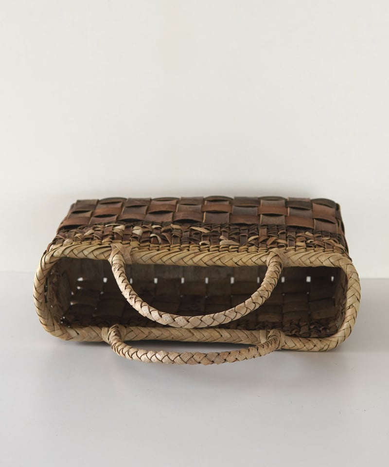 フト編みと乱れ編み 裏皮×表皮』沢胡桃樹皮のかごバッグ 横幅33cm