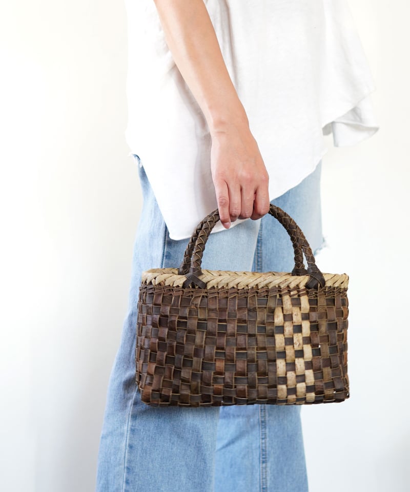 丸み 平織/裏皮×表皮』沢胡桃樹皮のかごバッグ 横幅27cm (オズの