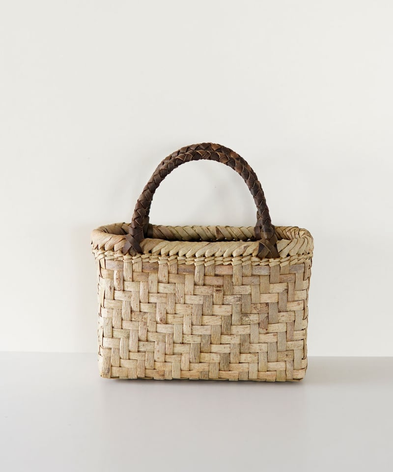 コンパクト2 網代編み/表皮』沢胡桃樹皮のかごバッグ 横幅22cm (オズの